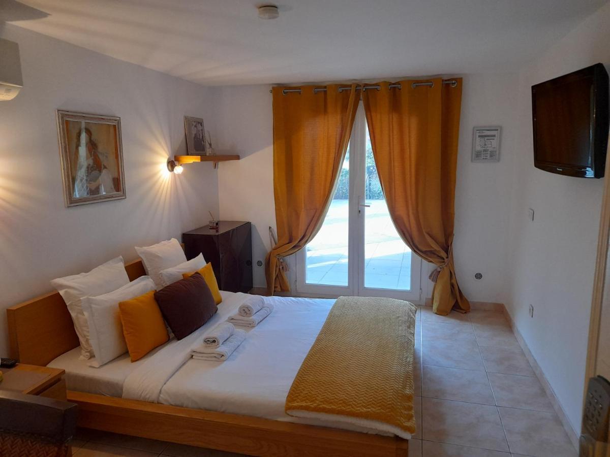 Hotel Villa Maya Gassin Esterno foto